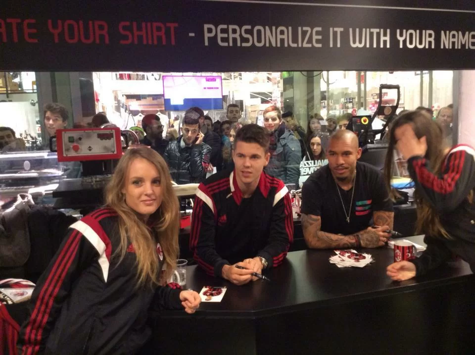 SM PHOTOGALLERY/ Van Ginkel e De Jong al <i>Milan Store</i> a contatto con i tifosi