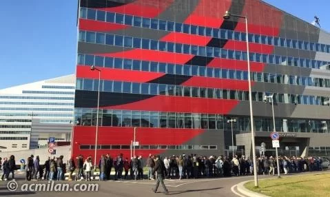 <i>Casa Milan</i>, oggi <i>meet and greet</i> con De Jong