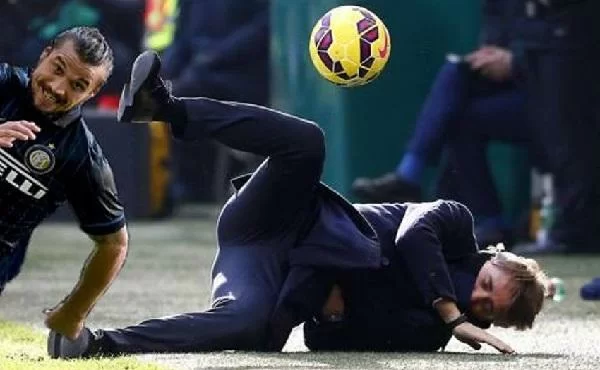 PHOTOGALLERY – Andreolli stende Mancini con una pallonata, si scatena l’ironia del web