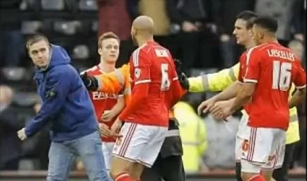 VIDEO – Incredibile in Inghilterra, un tifoso fa invasione di campo ed aggredisce i giocatori del Forest