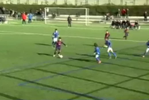 VIDEO – Magia di un ragazzo di dodici anni nelle giovanili del Barcellona: gol pazzesco