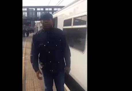VIDEO – I tifosi del West Ham rispondono a quelli del Chelsea che a Parigi avevano impedito ad un uomo di colore di salire sul treno