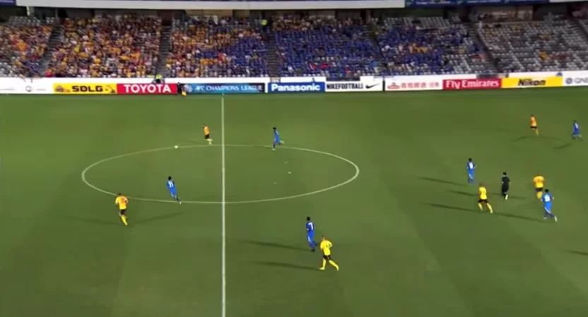 VIDEO – “Ma che combina?”, il clamoroso autogol da 40 metri fa il giro del web