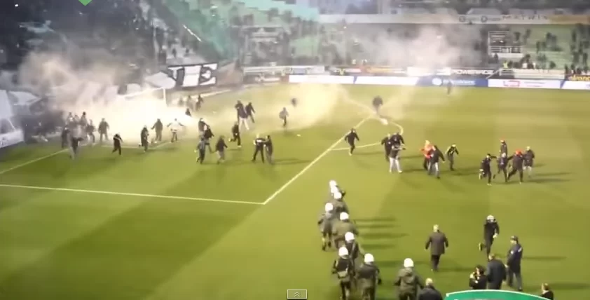 VIDEO – La violenza non si placa: è guerriglia in uno dei derby più accesi d’Europa