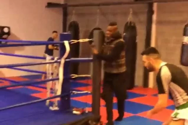 VIDEO – L’ultima trovata di Balotelli, sul ring ma con un avversario molto particolare!