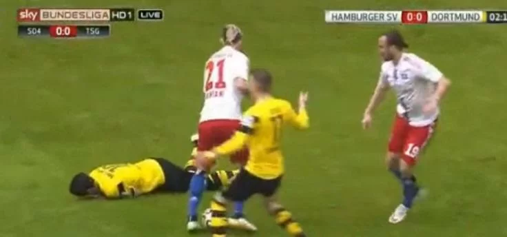 FOTO – Bundesliga, entrataccia di Behrami su Mkhitaryan. Ma l’arbitro…