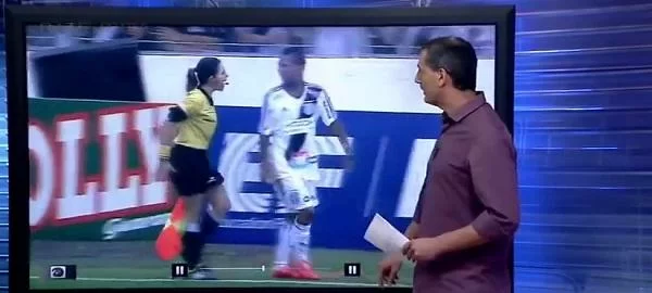 VIDEO – Dal Brasile, altro che sesso debole: il guardalinee donna fa tremare il calciatore