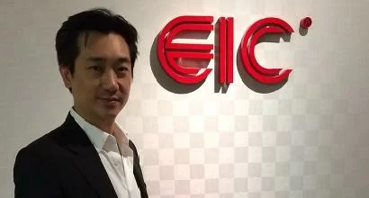 Mr. Bee torna in albergo dopo essere passato allo studio legale: fatte le verifiche finali