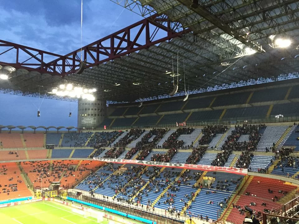 <i>Sky</i>, i tifosi del Milan abbandonano già il San Paolo