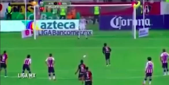 VIDEO – Rigore al 95°, fa il cucchiaio: guardate cosa succede