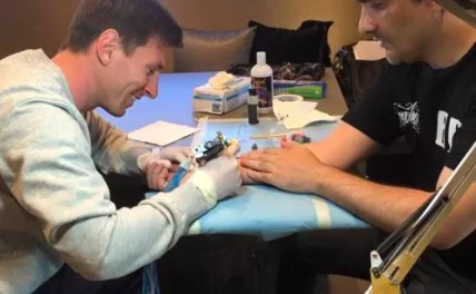 FOTO – Messi, autografo indelebile. Ecco cosa ha combinato con ago e inchiostro…
