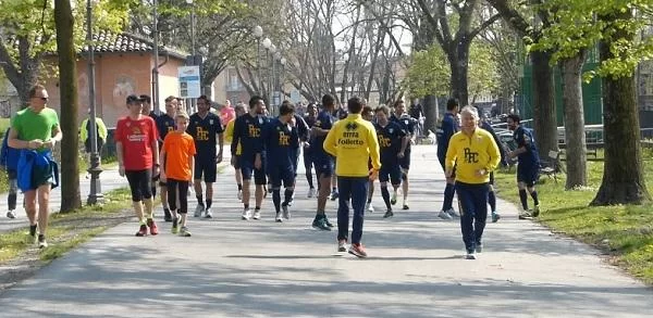 PHOTOGALLERY – Bagno di folla e giocatori portati in trionfo, il Parma si allena… al parco