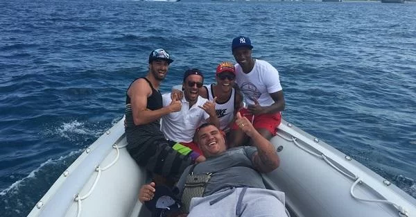 FOTO – È già tempo di vacanze per CR7, i tuffi spettacolari di Ronaldo a Saint-Tropez