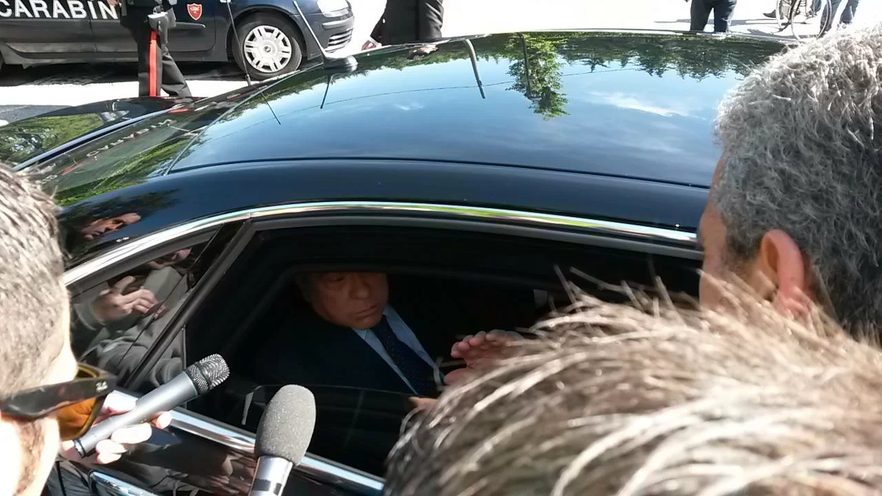 SM FOTO/ Berlusconi: “Vado a Milano, qui non succede niente”