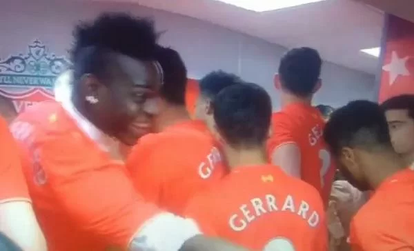 VIDEO – Commozione per l’addio di Gerrard, ma Balo ha voglia di scherzare: la reazione dei compagni