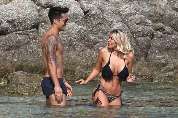 FOTO – Niente Copa America per lui, il cileno Jimenez si consola a Mykonos con la splendida Maria