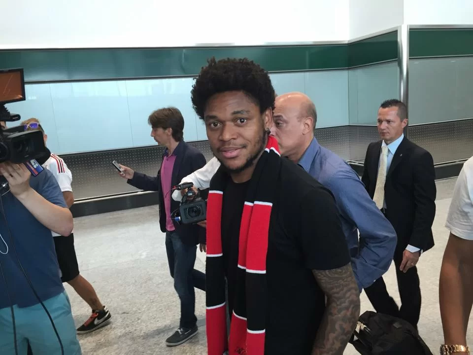 SM PHOTOGALLERY/ Luiz Adriano sbarca a Milano, le immagini dell’arrivo