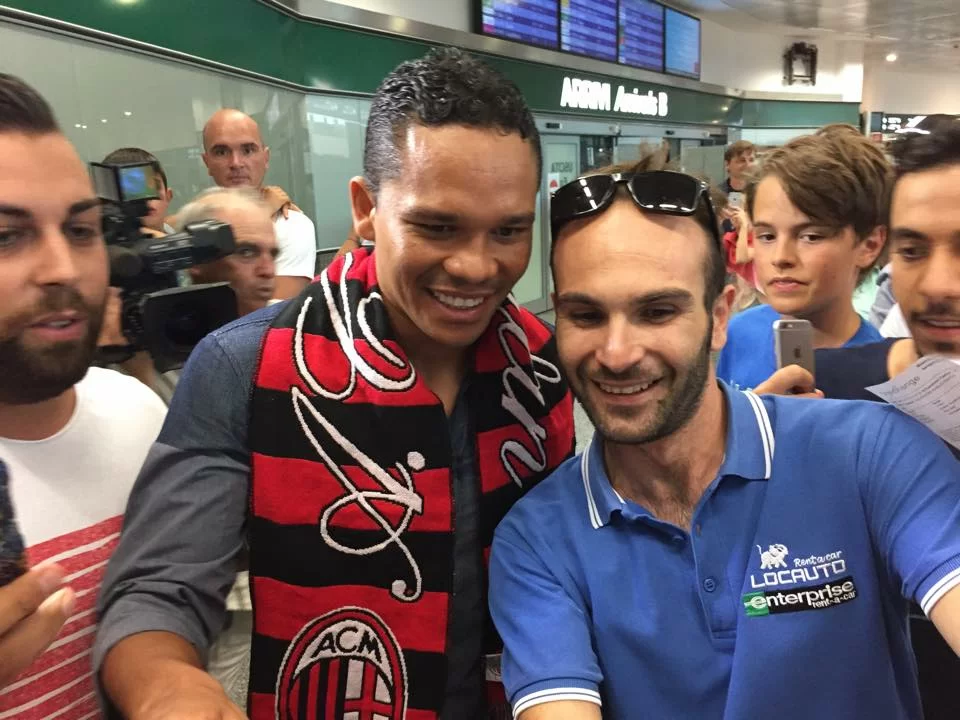 SM PHOTOGALLERY/ L’arrivo di Bacca a Malpensa con la sciarpa del Milan al collo