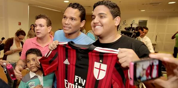 Bacca: “C’erano offerte migliori, ma ho scelto il Milan per il grande progetto. Vogliamo tornare in Champions e lottare allo scudetto”