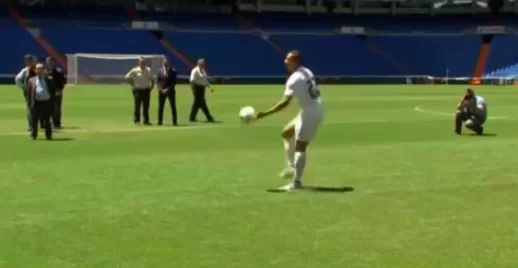 VIDEO – Real Madrid, figuraccia di Danilo alla presentazione: guardate cosa combina