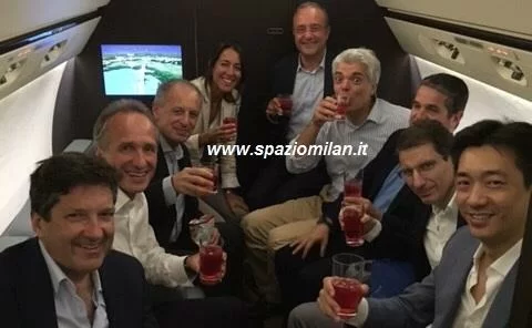 SM FOTO ESCLUSIVA/ Fininvest-Bee, la firma si festeggia in volo