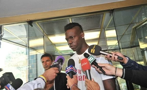 Balotelli: “Ora sono un uomo, il Milan un sogno. Mihajlovic leader. Berlusconi? Io mai <i>mela marcia</i>“
