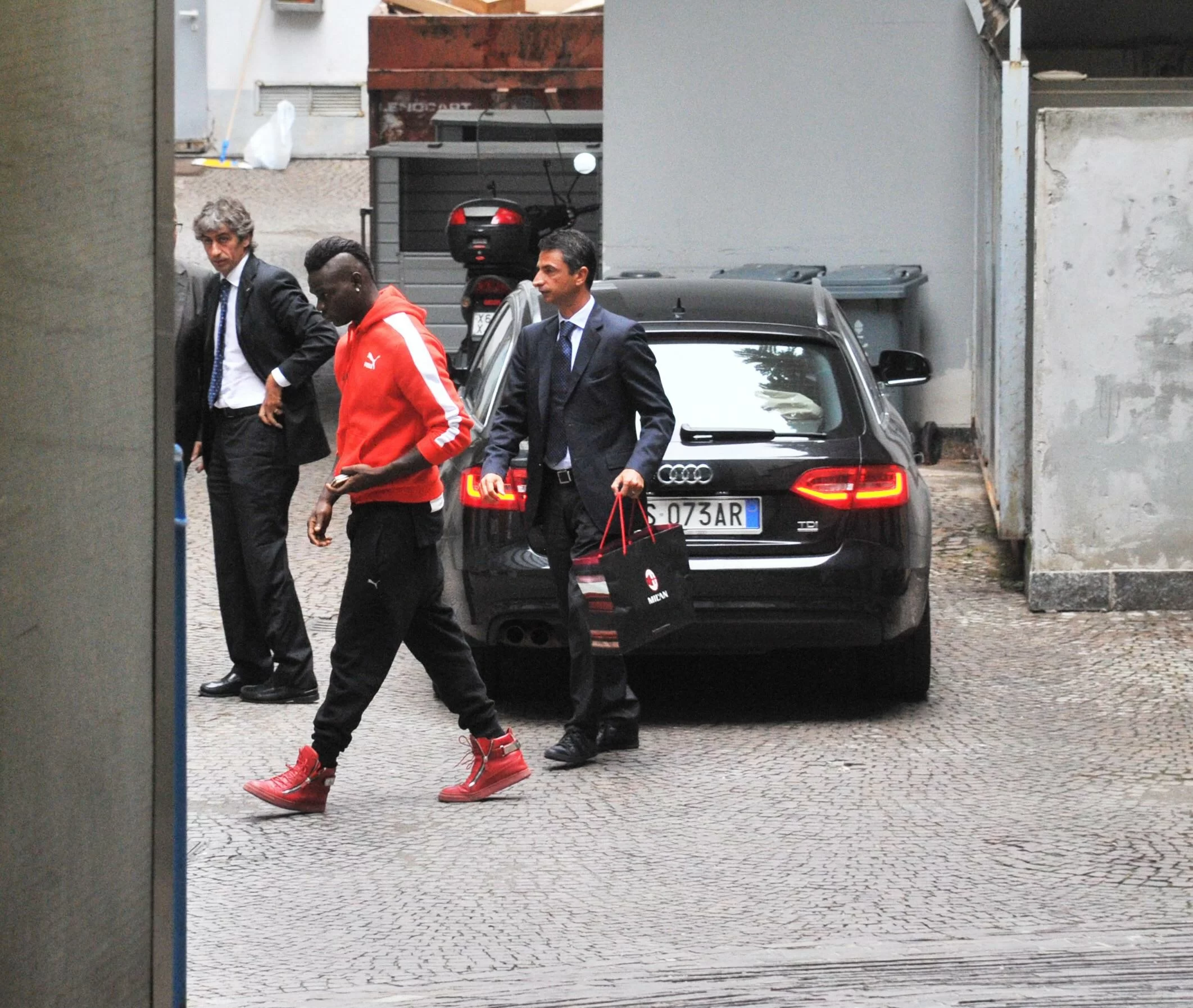 SM PHOTOGALLERY/ Balotelli alla clinica <i>La Madonnina</i>, al via la nuova avventura rossonera