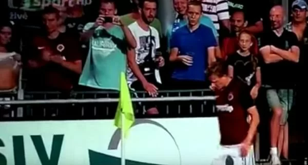 VIDEO – Repubblica Ceca, guardate cosa si inventa questa tifosa per distrarre gli avversari