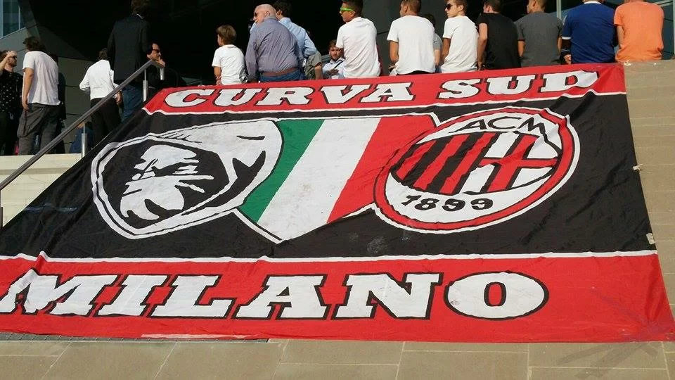 Clamorosi striscioni contro Galliani: “Il vero colpo di mercato, le tue dimissioni da amministratore delegato”