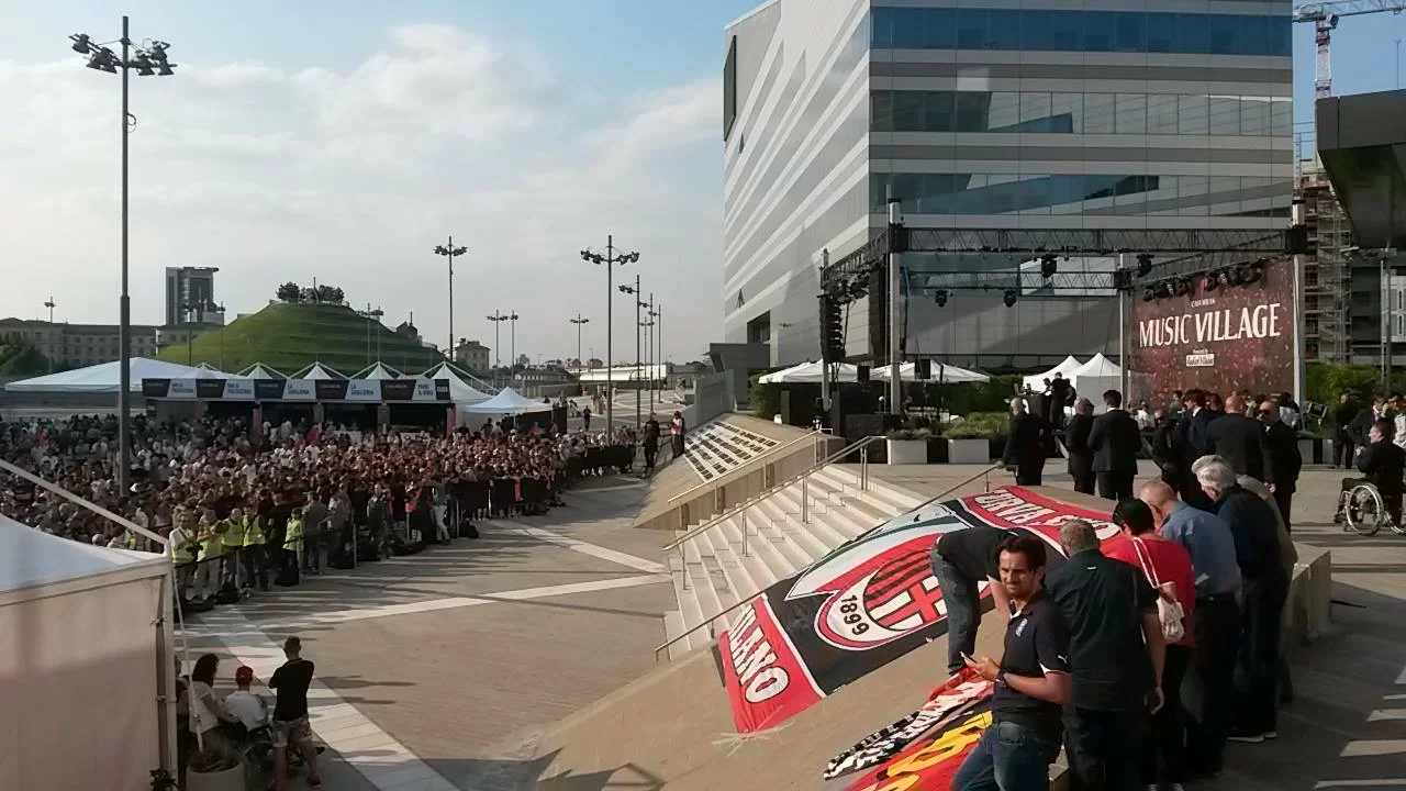 SM RELIVE/ Casa Milan Village, duro striscione contro Galliani. Le parole di Mihajlovic, Barbara e…