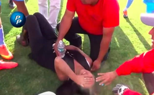 VIDEO – Giornalista aggredita in Perù durante una partita: salvata dai giocatori