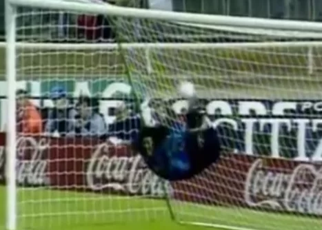 VIDEO – Incredibile Higuita, guardate cosa fa per celebrare il “colpo dello scorpione”