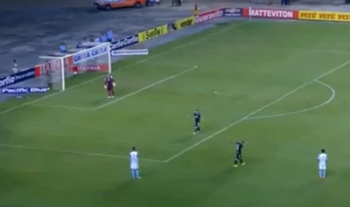 VIDEO – La clamorosa papera del portiere brasiliano: mai vista su un campo di calcio