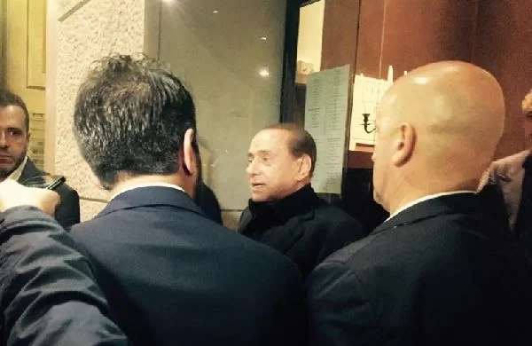 SM VIDEO/ Siparietto Berlusconi per una foto: “Hai diciotto anni? Allora…”