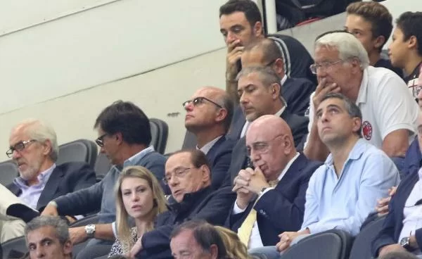 Berlusconi negli spogliatoi: in corso un colloquio con la squadra