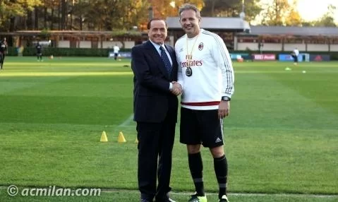 Berlusconi ha lasciato Milanello, stretta di mano a Milanello. Ma il tecnico: “Non so se resto”