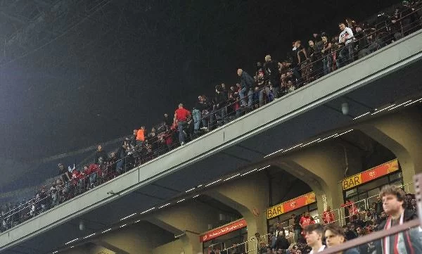 San Siro, i tifosi sfollano e la Curva urla: “Vergogna, andate a lavorare”