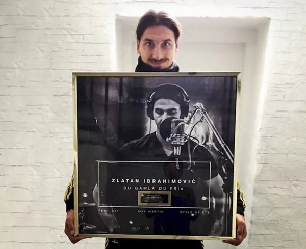 VIDEO/ Ibrahimovic canta l’inno svedese in chiave moderna per una pubblicità e vince il disco d’oro!