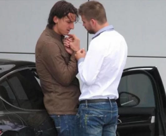 Ricordate questa foto “romantica” tra Ibrahimovic e Piqué? Il difensore svela: “Ma quali omosessuali, stavamo solo…”