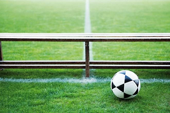 Entra in campo e urina sulla panchina. Ecco cosa gli succede