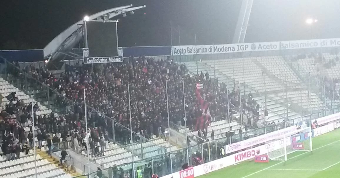 <i>CorSera</i>, i tifosi non ci stanno: a Modena contestati sia Galliani che la squadra