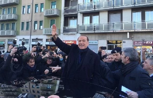 Berlusconi dimesso domani, lo annuncia il dottor Zangrillo: “Farà la convalescenza a casa”