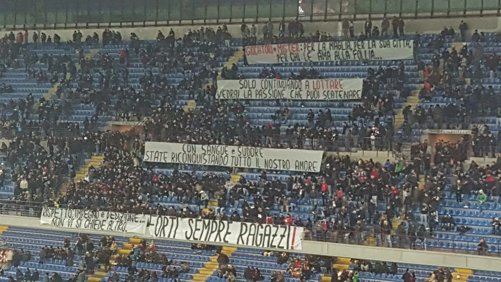 SM FOTO/ Milan-Torino, la Curva Sud applaude squadra e mister a San Siro: “Sangue e sudore: state riconquistando il nostro amore”