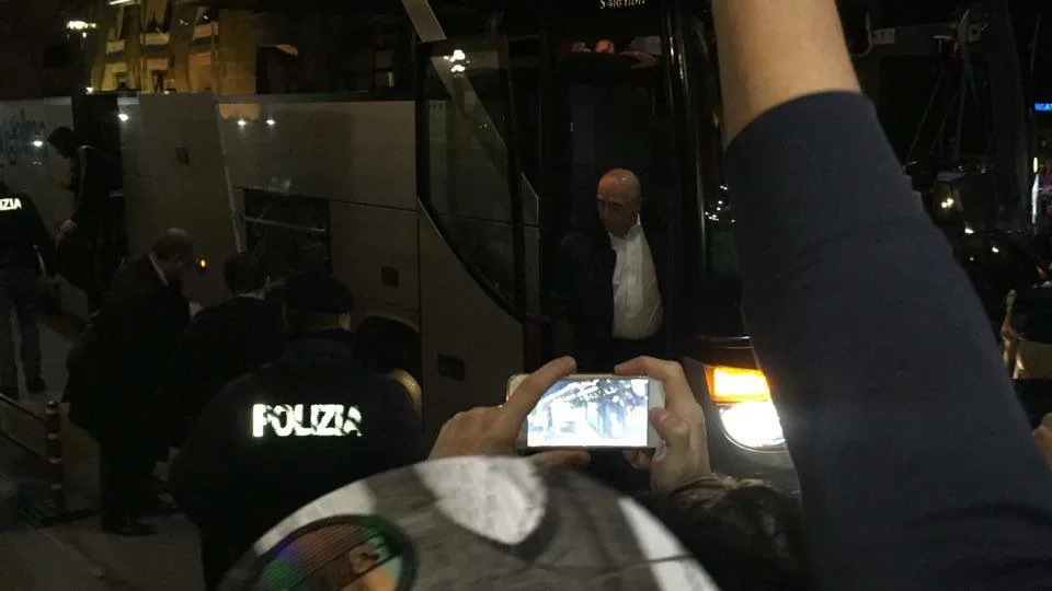 SM FOTO/ Napoli, il Milan è arrivato all’hotel Vesuvio. Accoglienza molto calorosa