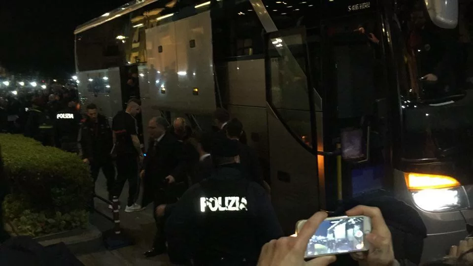 SM VIDEO/ Cori a squarciagola e grande euforia: l’arrivo del Milan a Napoli è da brividi!