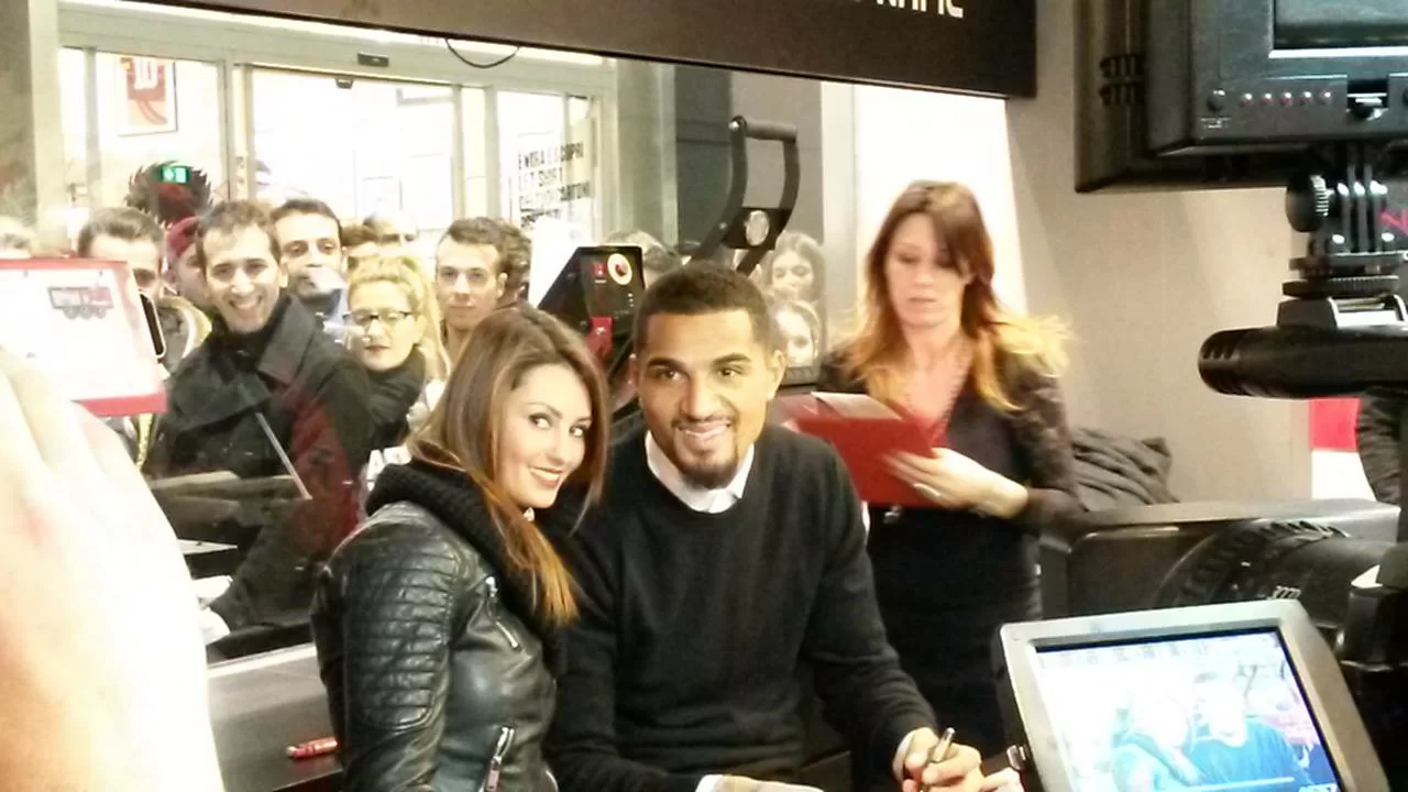 SM PHOTOGALLERY/ Boateng incontra i tifosi in Galleria San Carlo
