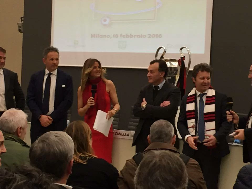 Miha riceve la tessera del Milan Cub Regione Lombardia e l’agenda dell’AIMC