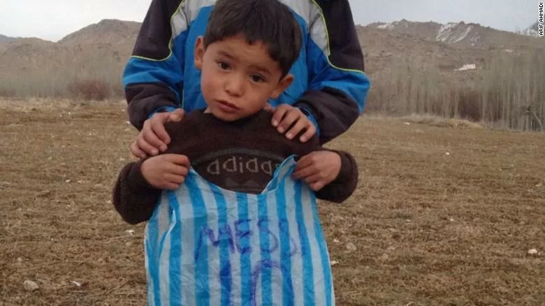 FOTO/ Messi cuore d’oro, il piccolo Murtaza realizza il suo grande sogno!