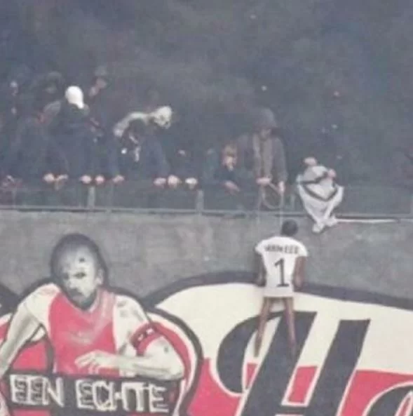 FOTO/ Coreografia shock in Olanda! I tifosi dell’Ajax impiccano un giocatore!