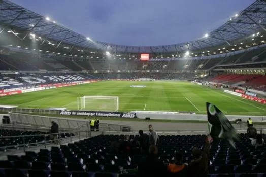 “Via le maglie”, i tifosi chiedono e i calciatori soccombono